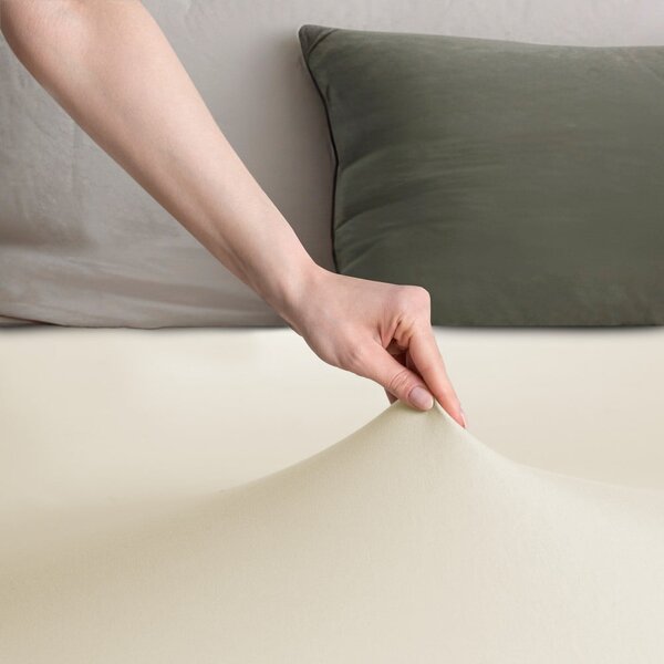 Beżowe dżersejowe prześcieradło z gumką 160x200 cm Amber – Restilo