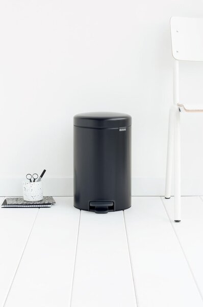 Stalowy kosz na śmieci z pedałem w kolorze matowej czerni 12 l NewIcon – Brabantia