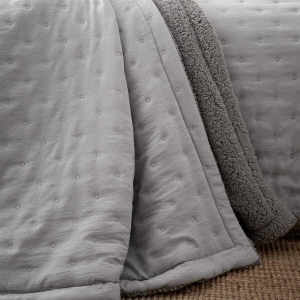 Szara narzuta pikowana z materiału sherpa 220x230 cm Cosy Nori – Catherine Lansfield