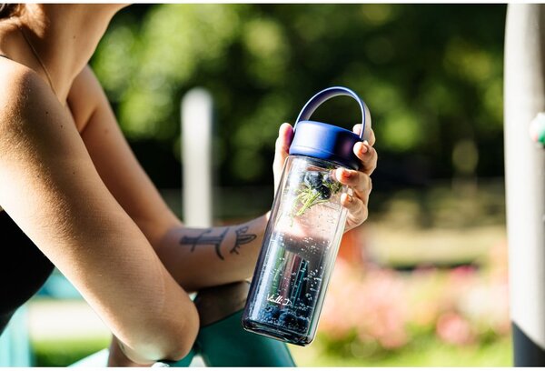 Miętowa szklana butelka 350 ml Fuori – Vialli Design