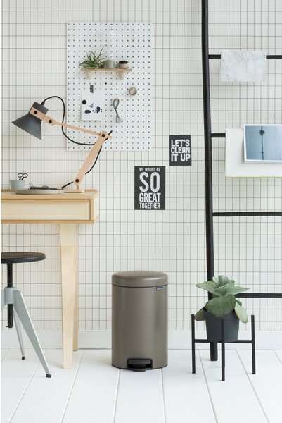 Szary stalowy kosz na śmieci z pedałem 12 l NewIcon – Brabantia