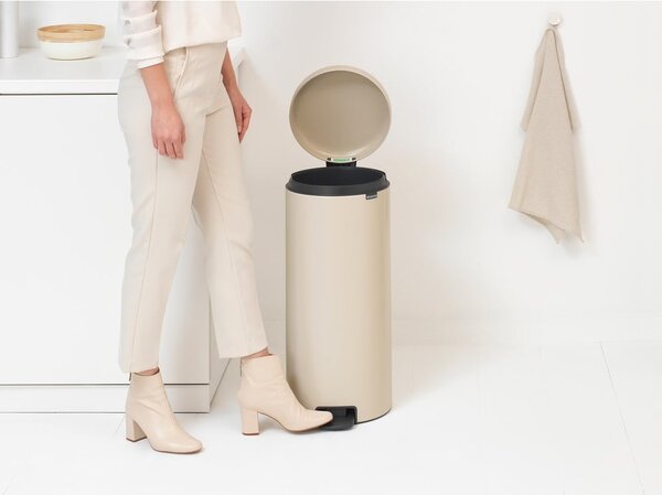 Beżowy stalowy kosz na śmieci z pedałem 30 l NewIcon – Brabantia