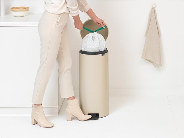 Beżowy stalowy kosz na śmieci z pedałem 30 l NewIcon – Brabantia