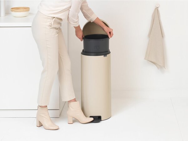 Beżowy stalowy kosz na śmieci z pedałem 30 l NewIcon – Brabantia