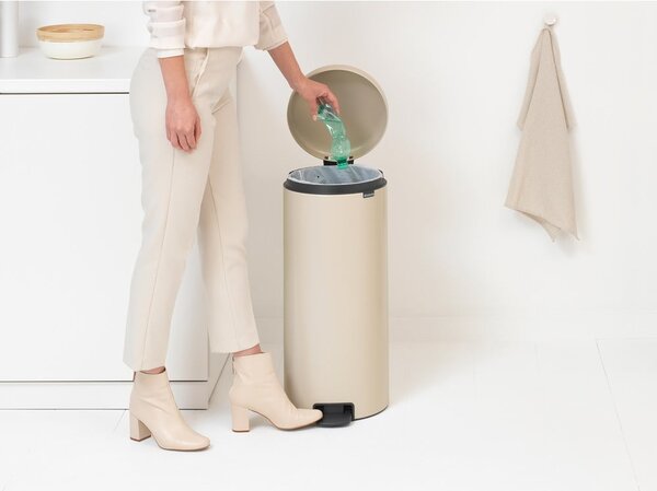 Beżowy stalowy kosz na śmieci z pedałem 30 l NewIcon – Brabantia