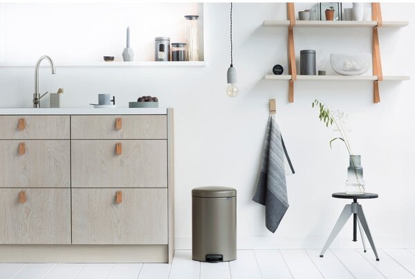 Szary stalowy kosz na śmieci z pedałem 20 l NewIcon – Brabantia