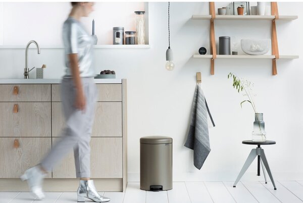Szary stalowy kosz na śmieci z pedałem 20 l NewIcon – Brabantia