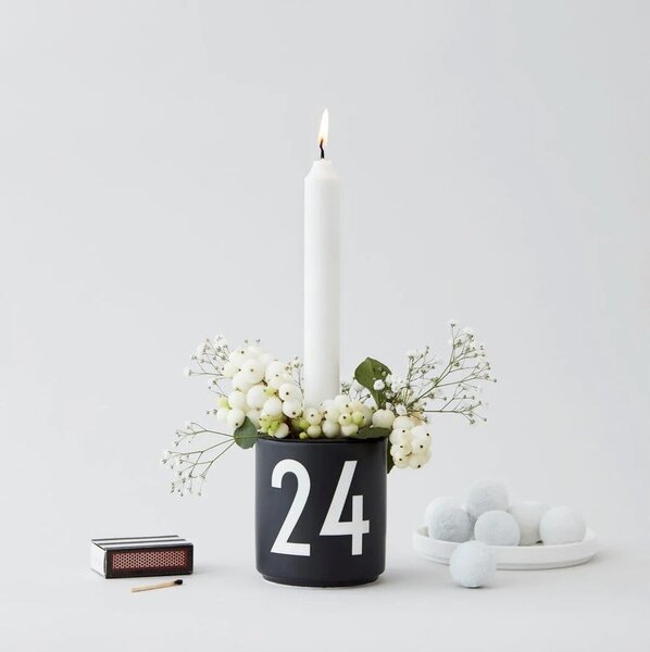 Czarny porcelanowy świecznik Design Letters