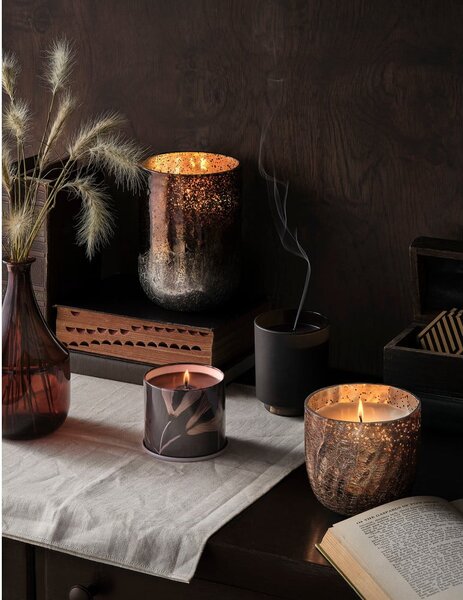 Zapachowa sojowa świeca czas palenia 50 h Woodfire – ILLUME x Bloomingville