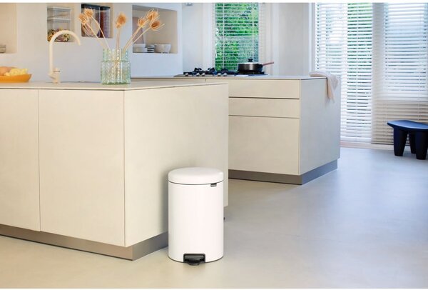 Biały stalowy kosz na śmieci z pedałem 20 l NewIcon – Brabantia