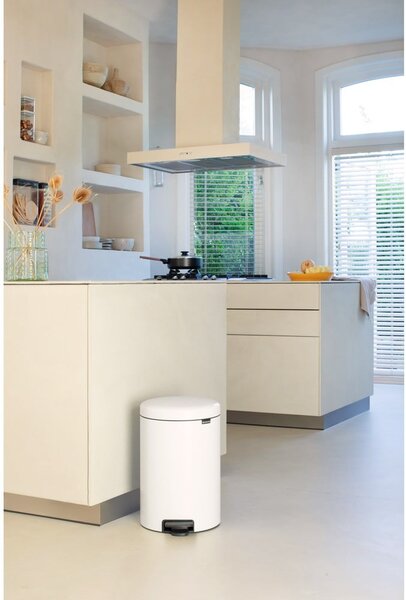 Biały stalowy kosz na śmieci z pedałem 20 l NewIcon – Brabantia