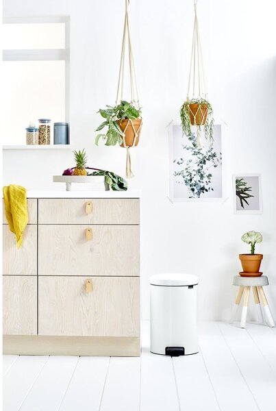 Biały stalowy kosz na śmieci z pedałem 20 l NewIcon – Brabantia