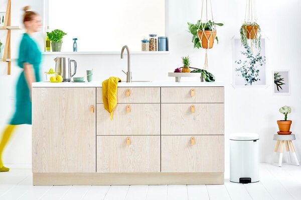 Biały stalowy kosz na śmieci z pedałem 20 l NewIcon – Brabantia