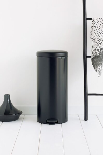 Stalowy kosz na śmieci z pedałem w kolorze matowej czerni 30 l NewIcon – Brabantia