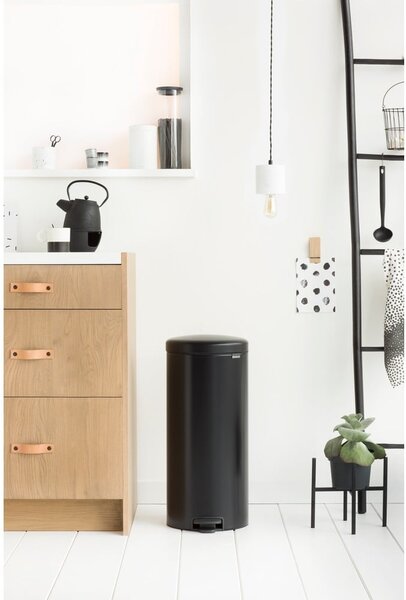 Stalowy kosz na śmieci z pedałem w kolorze matowej czerni 30 l NewIcon – Brabantia