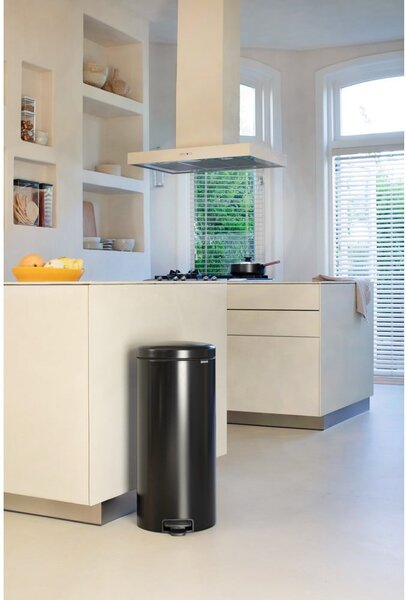 Stalowy kosz na śmieci z pedałem w kolorze matowej czerni 30 l NewIcon – Brabantia