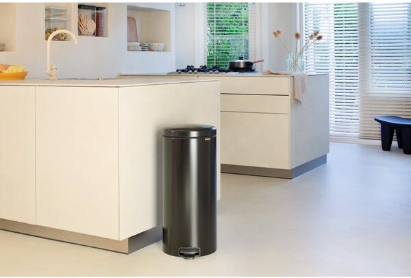 Stalowy kosz na śmieci z pedałem w kolorze matowej czerni 30 l NewIcon – Brabantia