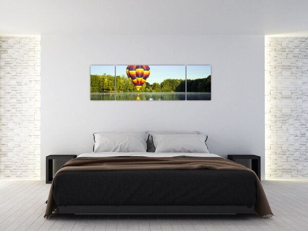Obraz balonu na ogrzane powietrze nad jeziorem (170x50 cm)