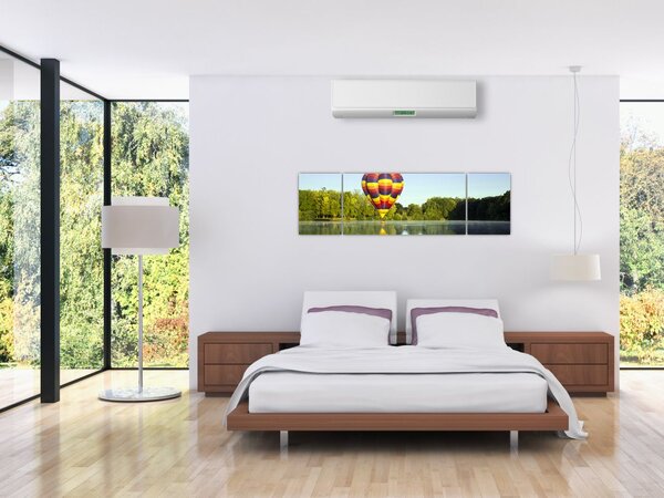 Obraz balonu na ogrzane powietrze nad jeziorem (170x50 cm)