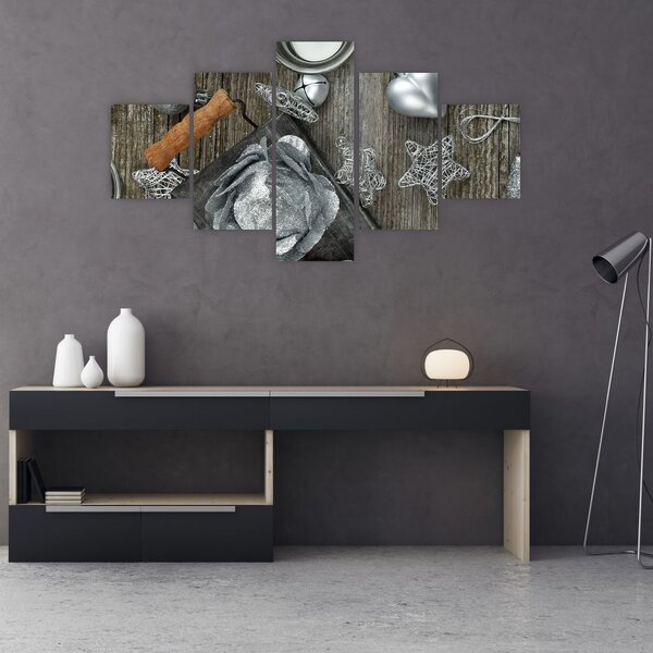 Obraz - srebrne ozdoby świąteczne (125x70 cm)