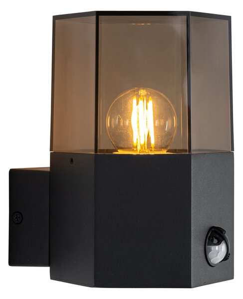Lampa ścienna zewnętrzna czarna z przydymionym szkłem sześciokątnym i czujnikiem ruchu - Denmark