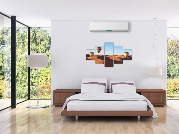 Obraz - latające balony na pustyni (125x70 cm)