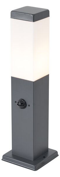 Lampa zewnętrzna ciemnoszara ze szkłem opalowym 45 cm IP44 z gniazdem i czujnikiem ruchu - Malios