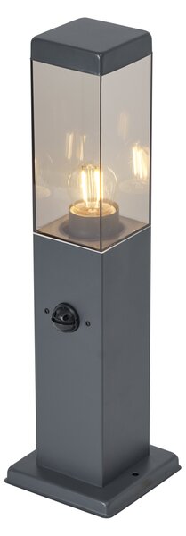 Lampa zewnętrzna ciemnoszara z przydymionym szkłem 45 cm IP44 z gniazdem i czujnikiem ruchu - Malios