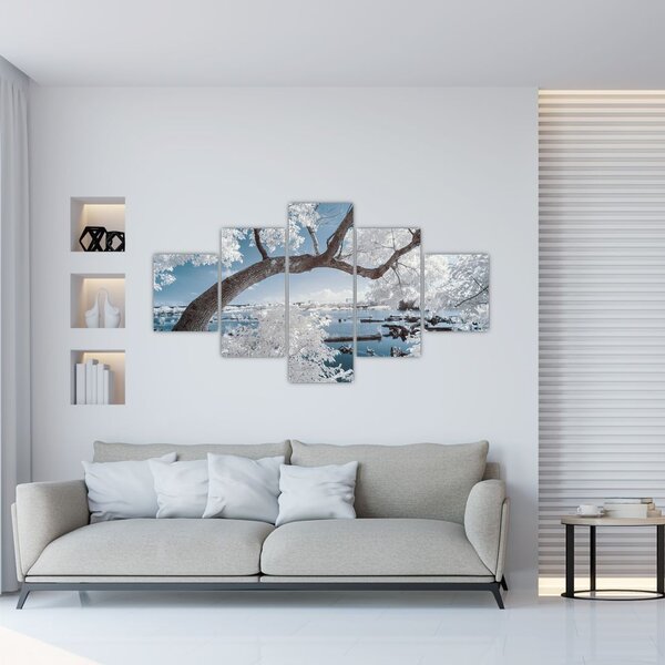 Obraz ośnieżonego drzewa nad wodą (125x70 cm)