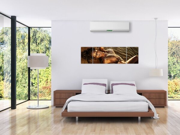 Obraz kobiety leżącej na plaży (170x50 cm)