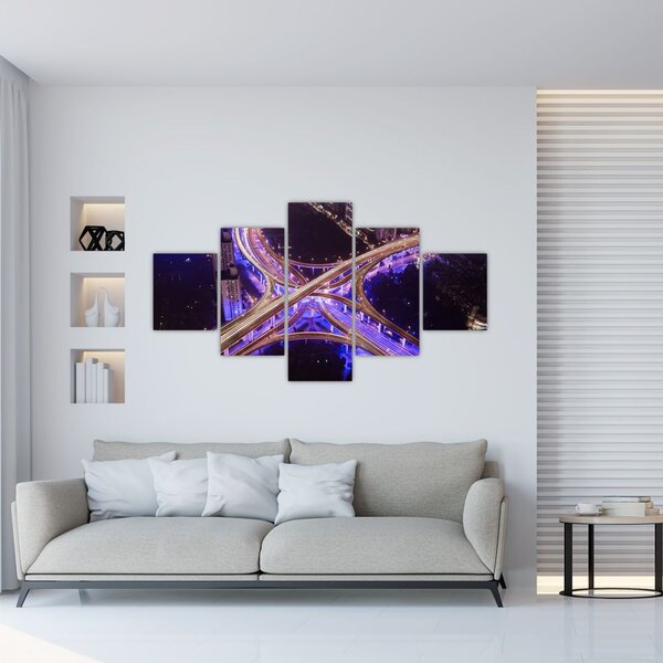 Obraz dużego skrzyżowania w nocy (125x70 cm)