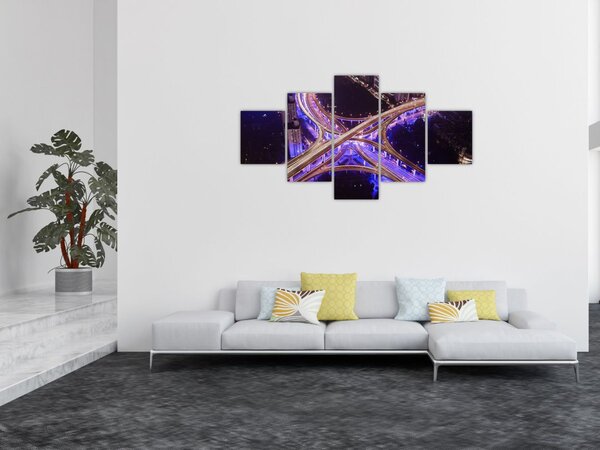 Obraz dużego skrzyżowania w nocy (125x70 cm)