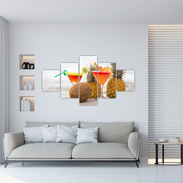 Obraz ananasów i szklanek na plaży (125x70 cm)
