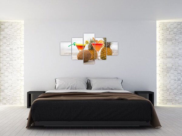Obraz ananasów i szklanek na plaży (125x70 cm)