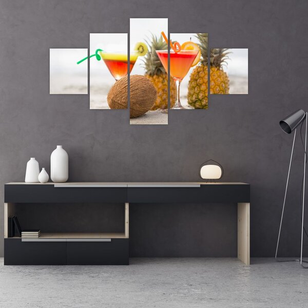 Obraz ananasów i szklanek na plaży (125x70 cm)