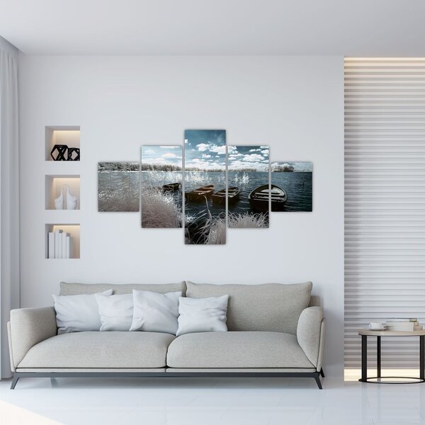 Obraz - Drewniane łodzie na jeziorze (125x70 cm)