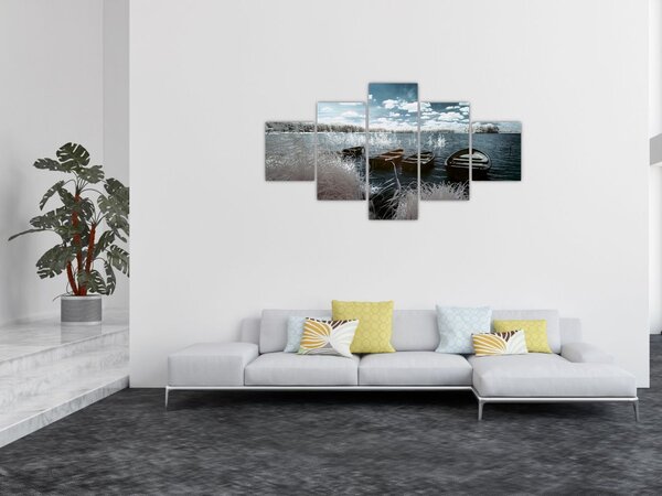 Obraz - Drewniane łodzie na jeziorze (125x70 cm)