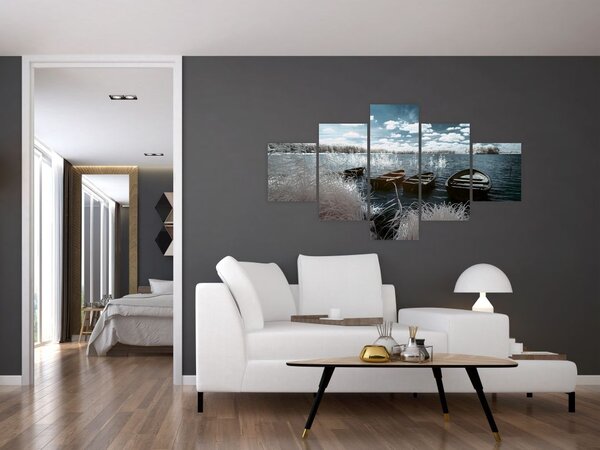 Obraz - Drewniane łodzie na jeziorze (125x70 cm)