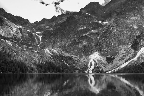 Obraz Morskie Oko w Tatrach w wersji czarno-białej