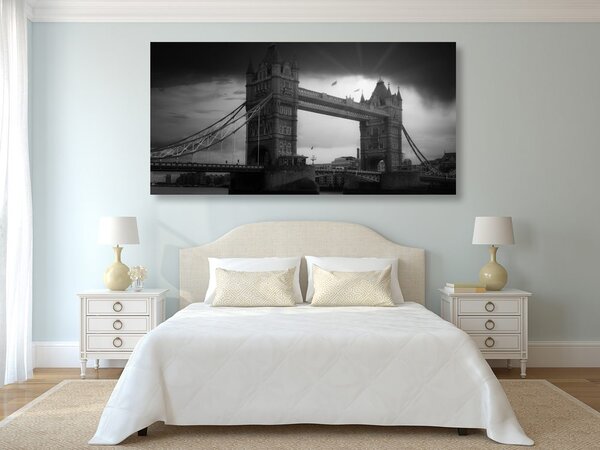 Obraz zachód słońca nad Tower Bridge w wersji czarno-białej