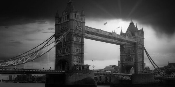 Obraz zachód słońca nad Tower Bridge w wersji czarno-białej