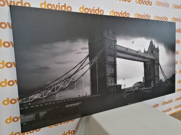 Obraz zachód słońca nad Tower Bridge w wersji czarno-białej