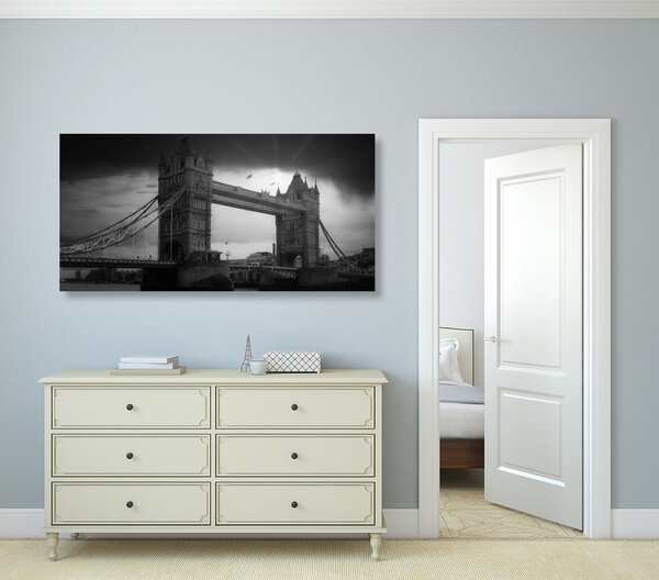 Obraz zachód słońca nad Tower Bridge w wersji czarno-białej