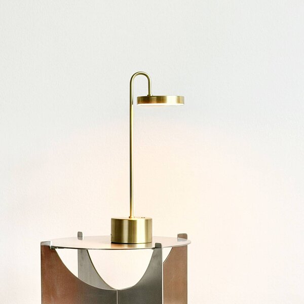 Dyberg Larsen Lampa stołowa MOOVELIGHT, możliwość ściemniania, mosiężny / złoty, salon / jadalnia, metal, design