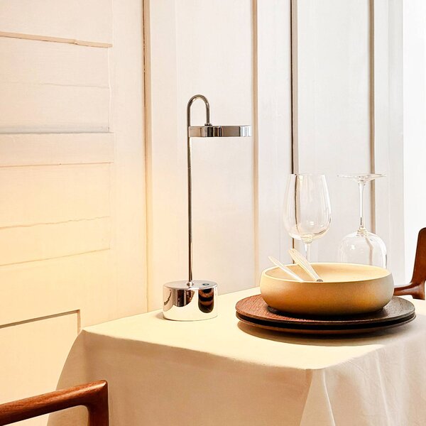 Dyberg Larsen Lampa stołowa MOOVELIGHT, możliwość ściemniania, chromowy / srebrny, salon / jadalnia, metal, design
