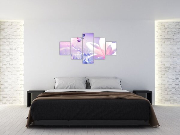 Obraz - Motyl lecący do kwiatu (125x70 cm)