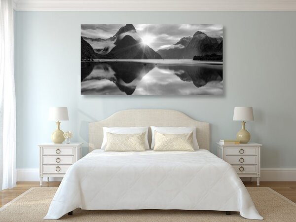 Obraz Milford Sound o wschodzie słońca w wersji czarno-białej