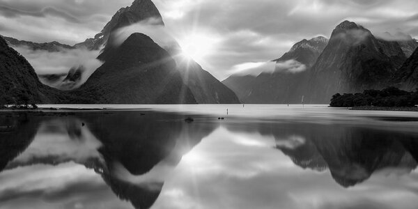 Obraz Milford Sound o wschodzie słońca w wersji czarno-białej