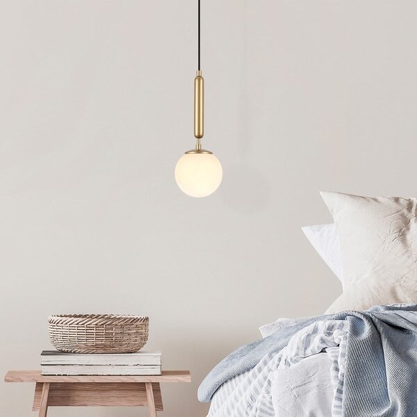 Biała/w kolorze mosiądzu lampa wisząca ze szklanym kloszem ø 15 cm King – Opviq lights