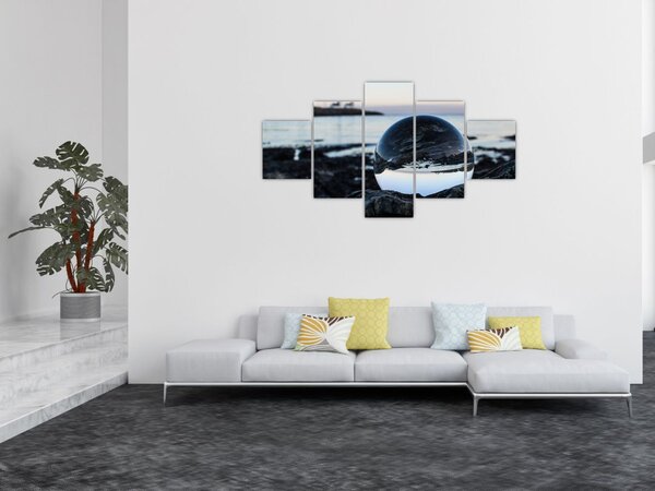 Obraz szklanej kuli na skale (125x70 cm)